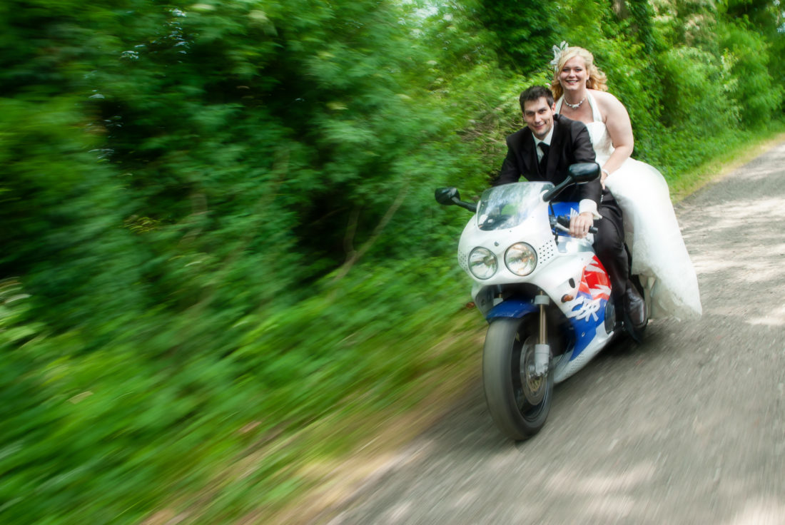 Brautpaar auf Motorrad