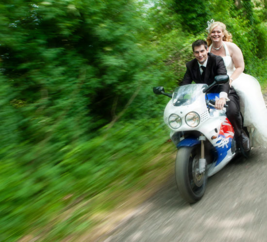 Brautpaar auf Motorrad