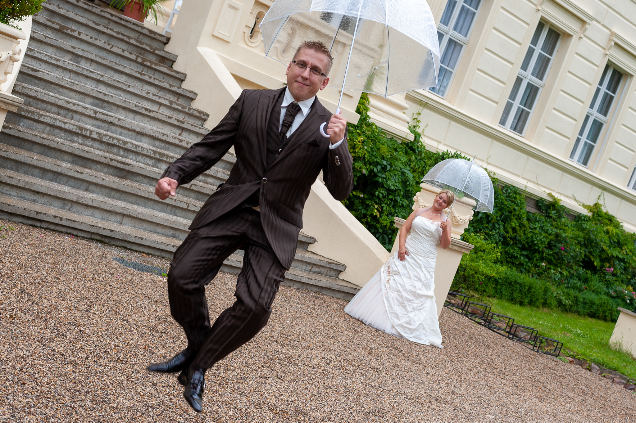 Hüpfender Bräutigam Hochzeitsfoto bei Regen
