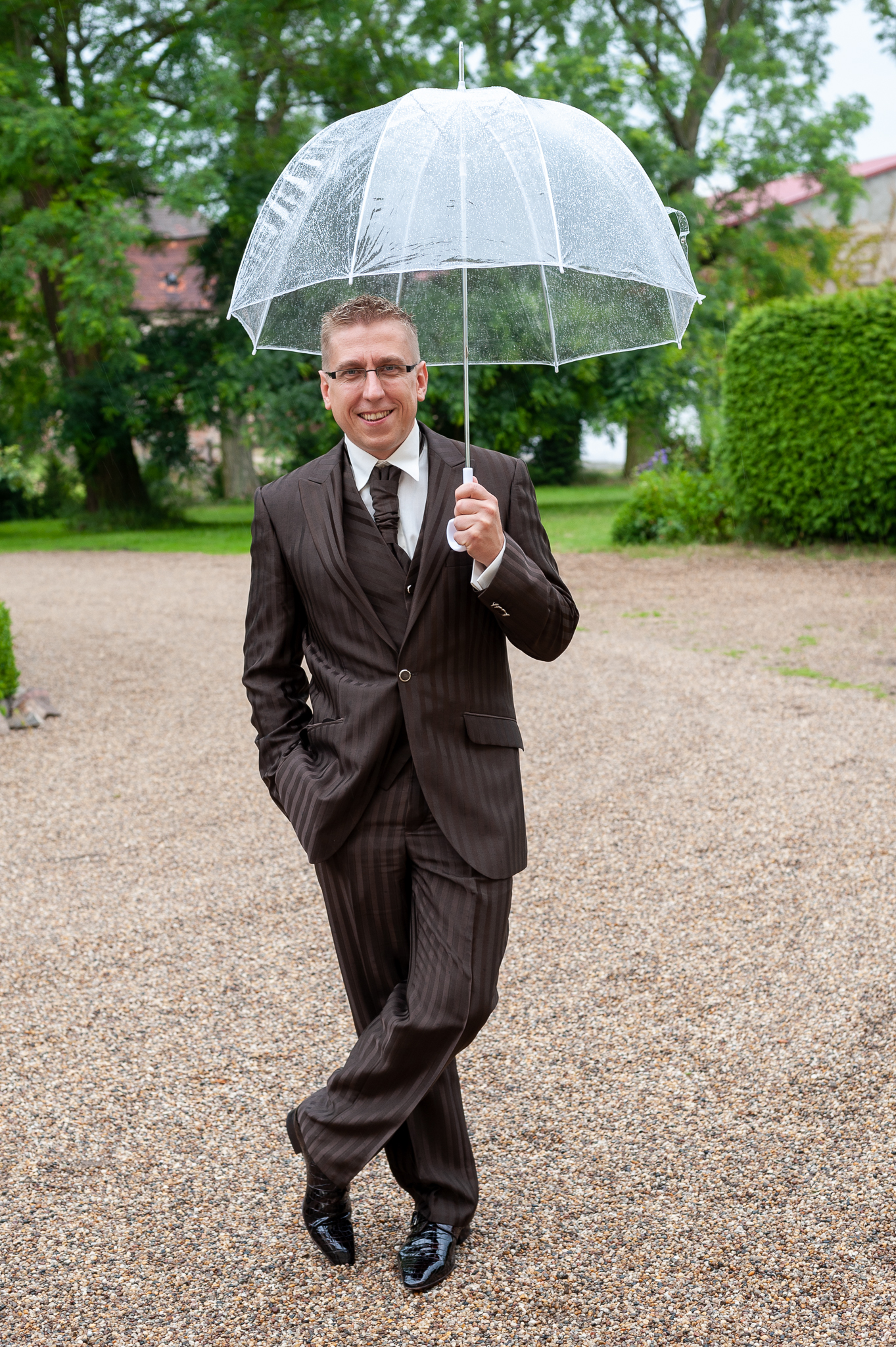 Bräutigam mit Regenschirm