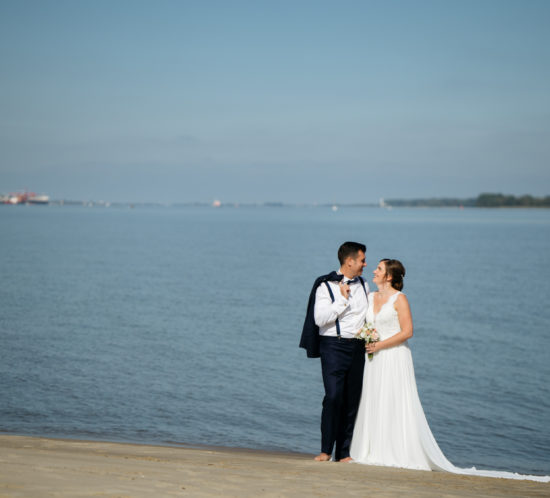 Lässiges Hochzeitsbild am Strand