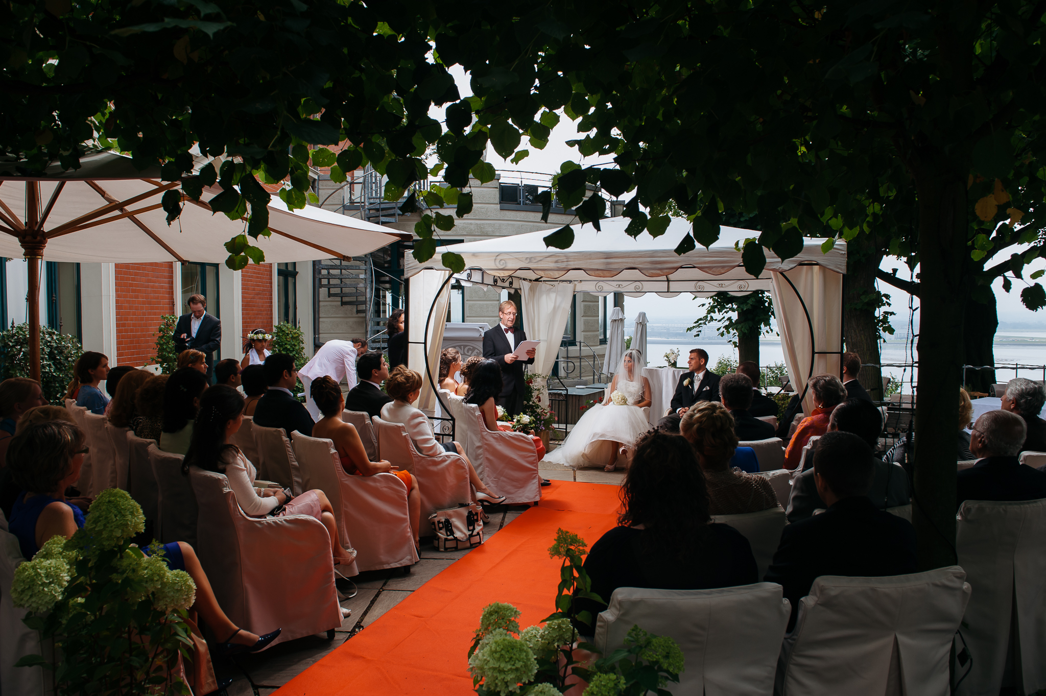 Hochzeitspavillon auf der Terrasse des Hotel Süllberg