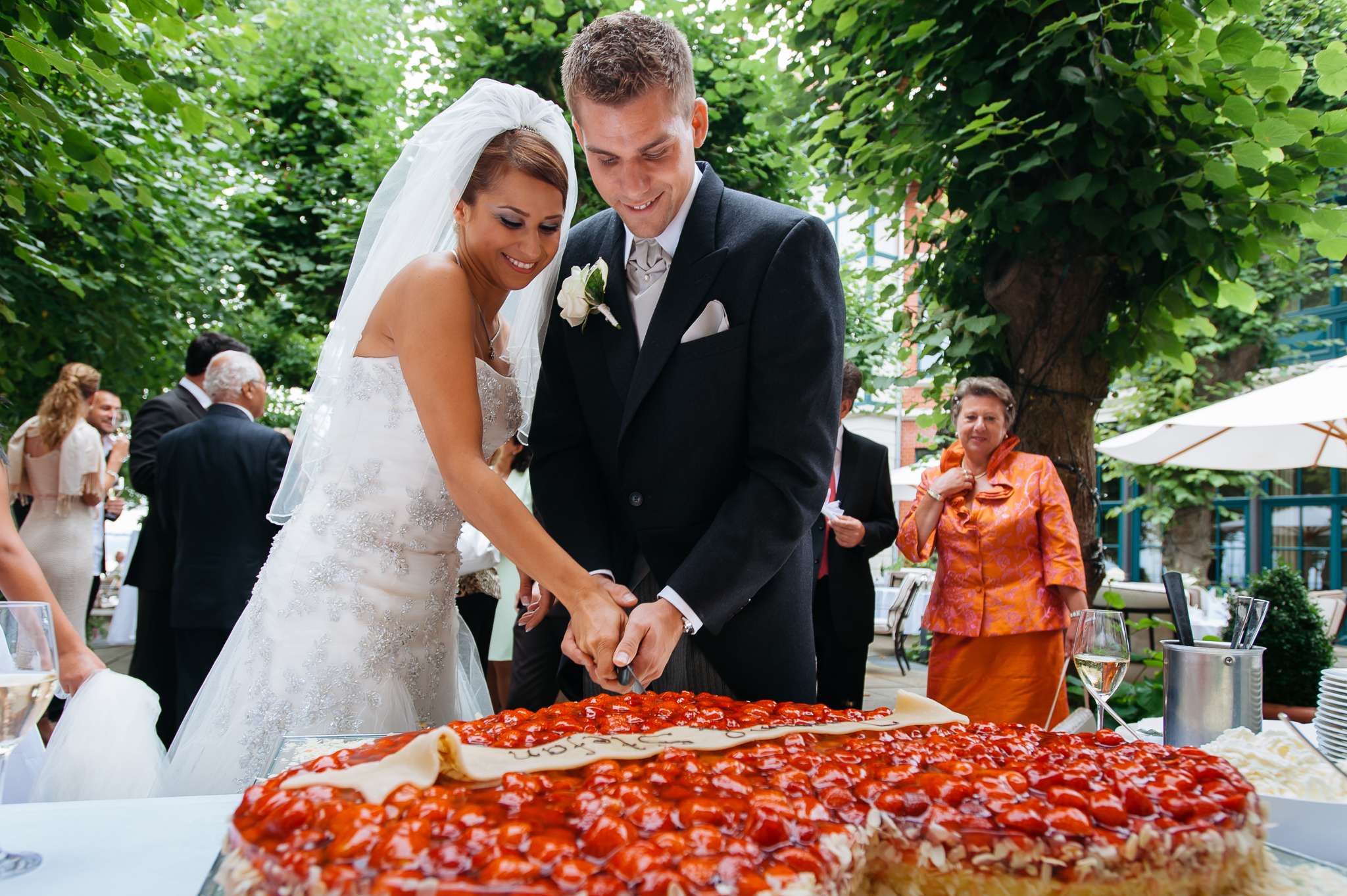 Anschneiden der Hochzeitstorte
