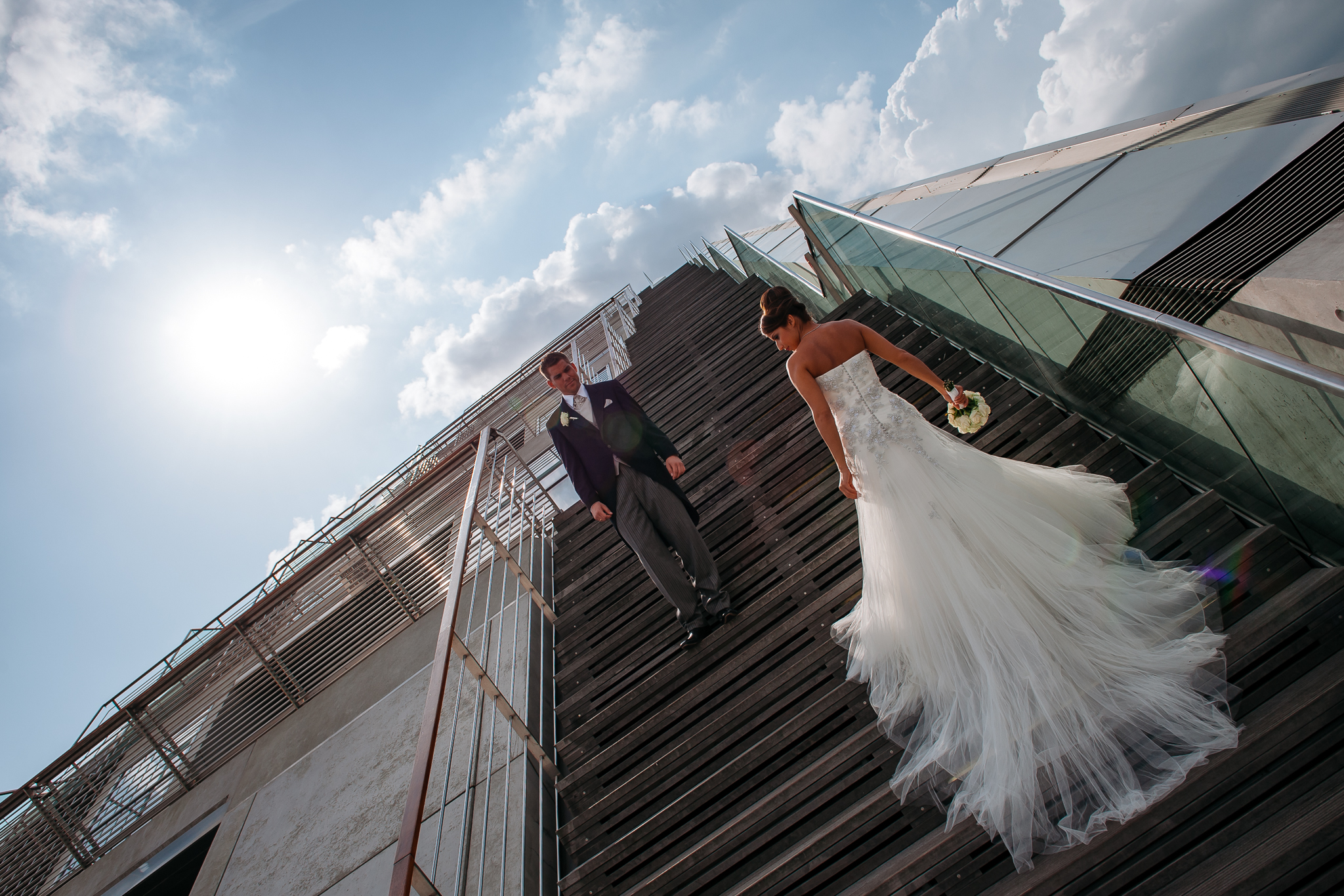 Brautpaar auf den Treppen des Docklands