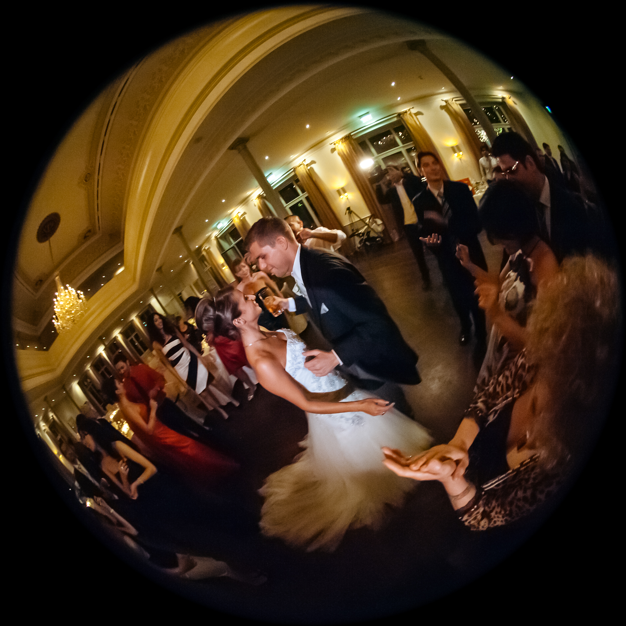 Brautpaar feiert im Ballsaal des Restaurant Süllberg