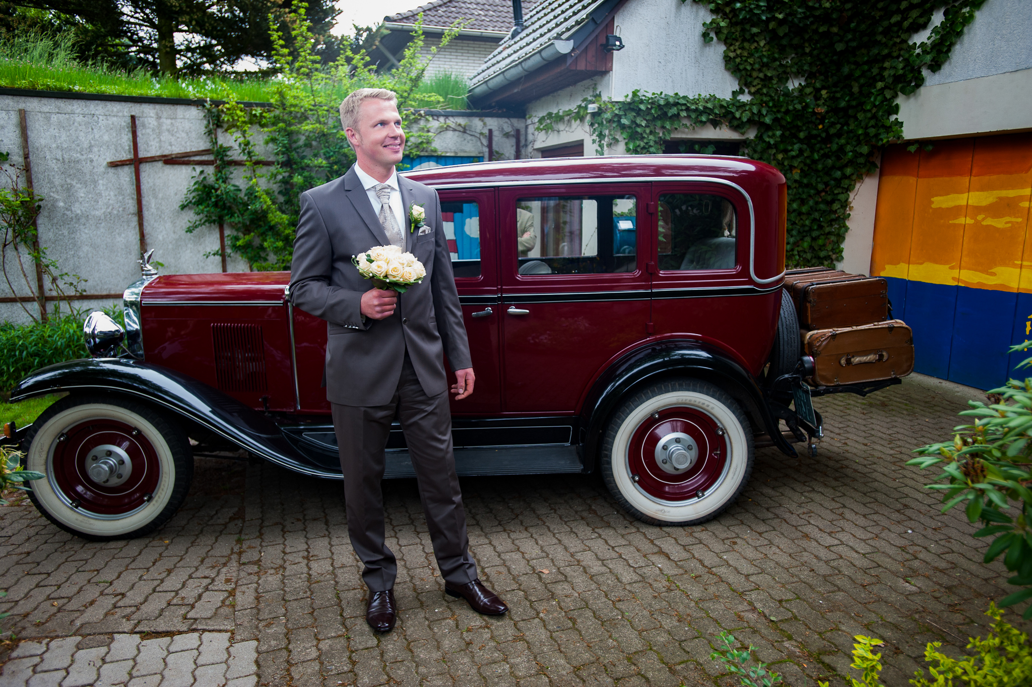 Bräutigam mit Oldtimer-Brautauto