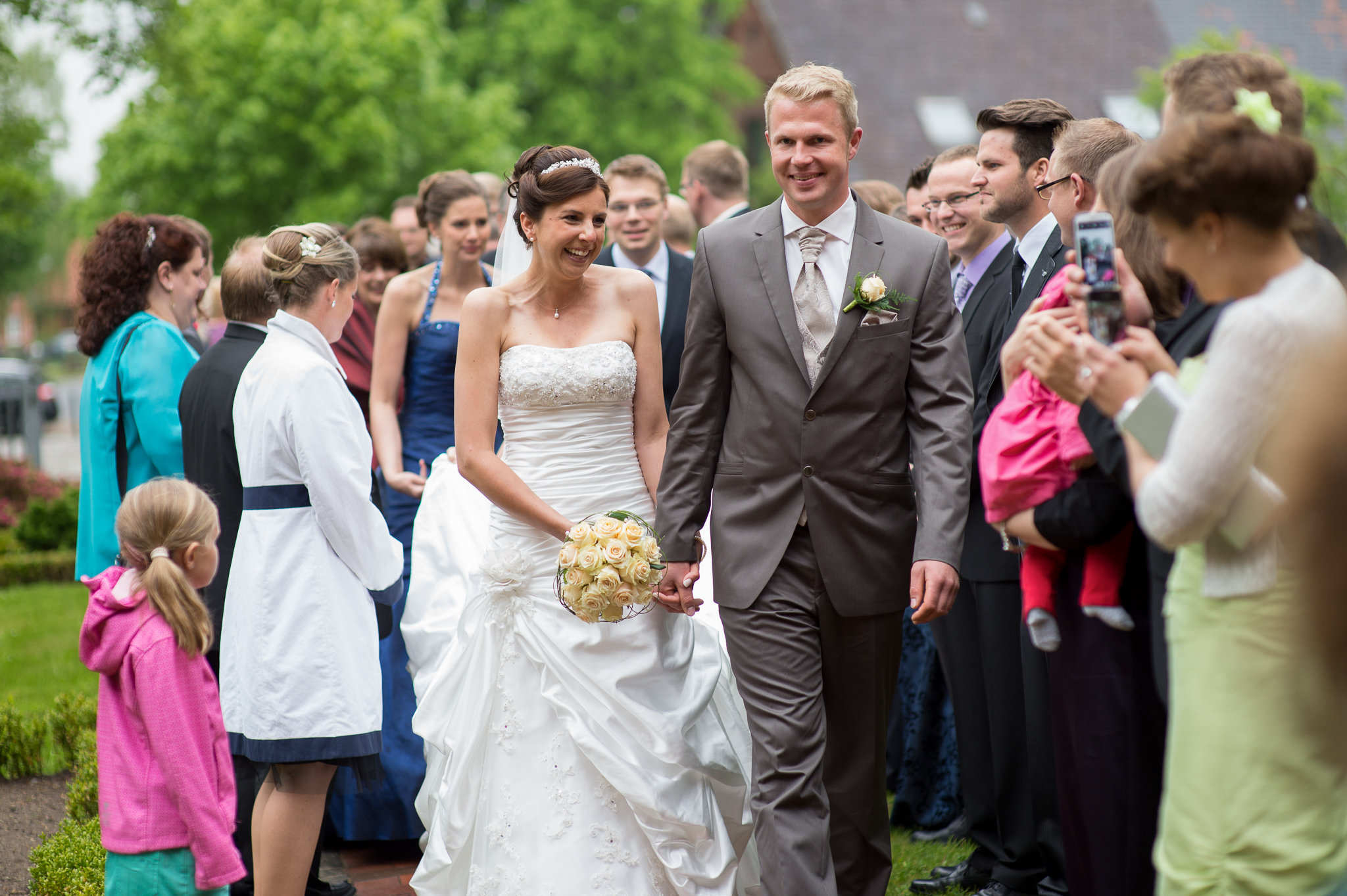 Hochzeitsfotograf Brautpaar kommt zur Kirche