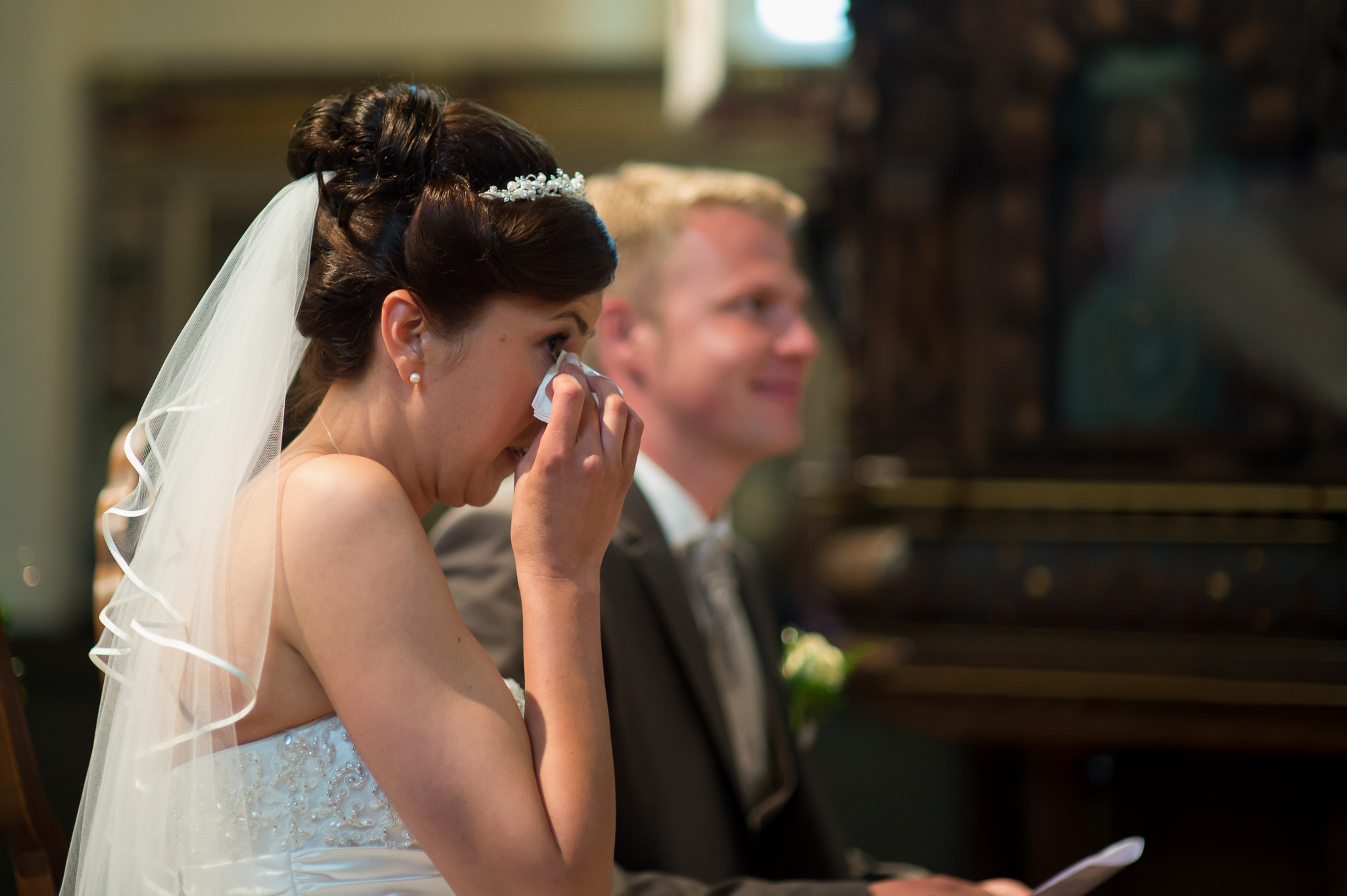 Weinende Braut in der Kirche