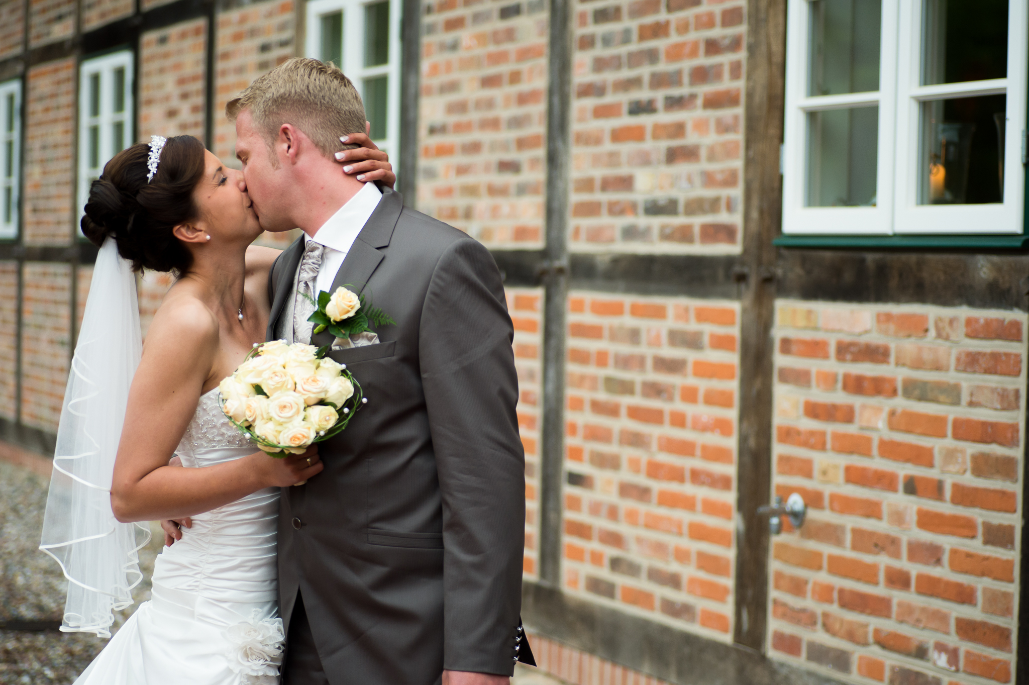 Hochzeitskuss vor dem Viehhaus Segran Gudow